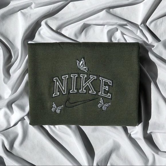 Butterfly embroidered sweatshirt - Picture 1 of 7